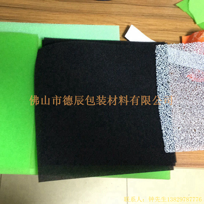 過濾海綿也稱網(wǎng)狀海綿，爆破海綿。聚氨酯過濾海綿由普通開孔軟泡高溫爆破開孔加工而成，爆破除掉了泡沫網(wǎng)絡(luò)之間原有的氣泡膜，得到了主體骨架網(wǎng)狀結(jié)構(gòu)。
過濾海綿的空隙率高達(dá)97%，具有優(yōu)異的透氣性、良好的柔軟性和較高的機(jī)械強(qiáng)度。
