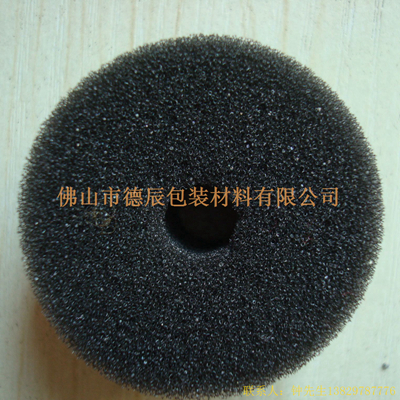 過濾海綿也稱網(wǎng)狀海綿，爆破海綿。聚氨酯過濾海綿由普通開孔軟泡高溫爆破開孔加工而成，爆破除掉了泡沫網(wǎng)絡(luò)之間原有的氣泡膜，得到了主體骨架網(wǎng)狀結(jié)構(gòu)。
過濾海綿的空隙率高達(dá)97%，具有優(yōu)異的透氣性、良好的柔軟性和較高的機(jī)械強(qiáng)度。
