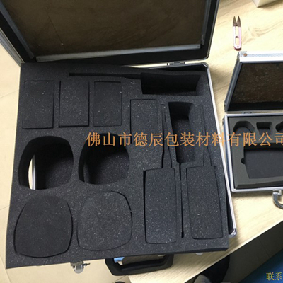海綿內托對各行各業(yè)產(chǎn)品起到絕緣、密封、防震、防塵、填充、隔音、固定，能夠保護包裝產(chǎn)品在運輸過程中安然無恙，起到保護產(chǎn)品的一個作用，同時可以美化產(chǎn)品，提升產(chǎn)品檔次。
