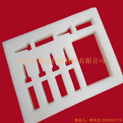 海綿內(nèi)托對(duì)各行各業(yè)產(chǎn)品起到絕緣、密封、防震、防塵、填充、隔音、固定，能夠保護(hù)包裝產(chǎn)品在運(yùn)輸過(guò)程中安然無(wú)恙，起到保護(hù)產(chǎn)品的一個(gè)作用，同時(shí)可以美化產(chǎn)品，提升產(chǎn)品檔次。
