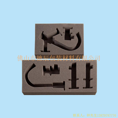 海綿內(nèi)托對(duì)各行各業(yè)產(chǎn)品起到絕緣、密封、防震、防塵、填充、隔音、固定，能夠保護(hù)包裝產(chǎn)品在運(yùn)輸過(guò)程中安然無(wú)恙，起到保護(hù)產(chǎn)品的一個(gè)作用，同時(shí)可以美化產(chǎn)品，提升產(chǎn)品檔次。